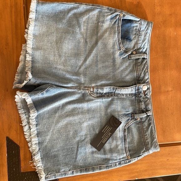 VERSONA NWT Jean Shorts Size 14 - Picture 2 of 11